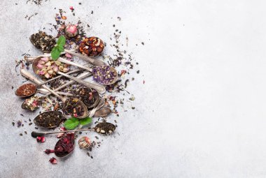 Çeşitli çay kaşık. Siyah, yeşil ve kırmızı çay. Metin alanı olan üstten görünüm