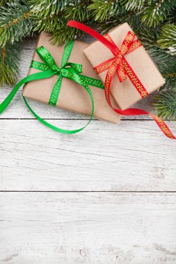 Noel hediye kutuları ve kar köknar ağacı ahşap masa üzerinde. Selam yeri olan Üstten Görünüm