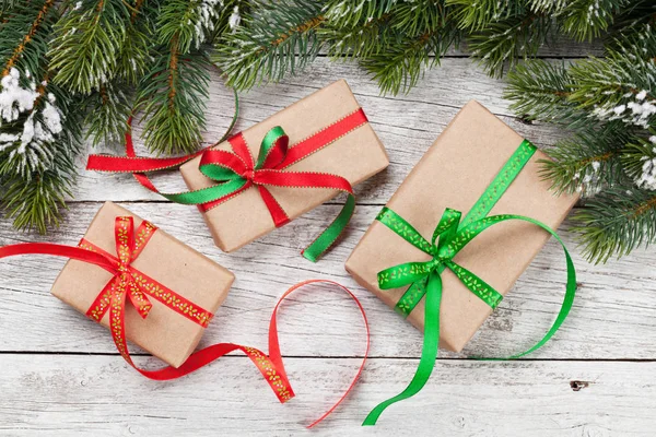 Kerst Geschenkdozen Sneeuw Fir Tree Houten Tafel Bovenaanzicht — Stockfoto