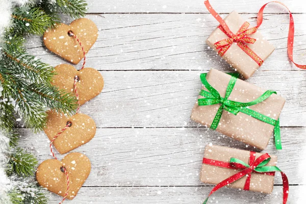 Weihnachtlicher Hintergrund Mit Geschenkschachteln Schneetanne Und Lebkuchen Auf Dem Holztisch — Stockfoto