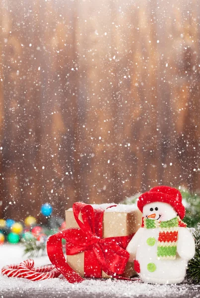 Weihnachtsgeschenkschachtel Zuckerstangen Schneemannspielzeug Und Tannenbaum Weihnachtsgrußkarte Mit Kopierplatz — Stockfoto