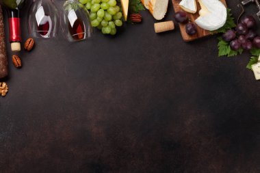 Şarap, üzüm, fındık, ekmek ve peynir. Metin alanı olan üstten görünüm