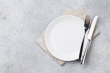 Masa ayarı. Boş tabak, bıçak, çatal ve peçete. Üst görünüm ve düz yatış alanı kopyala