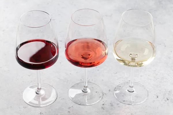 Κόκκινο Ροζέ Και Λευκών Ποτήρια Κρασί Στο Πέτρινο Τραπέζι — Φωτογραφία Αρχείου