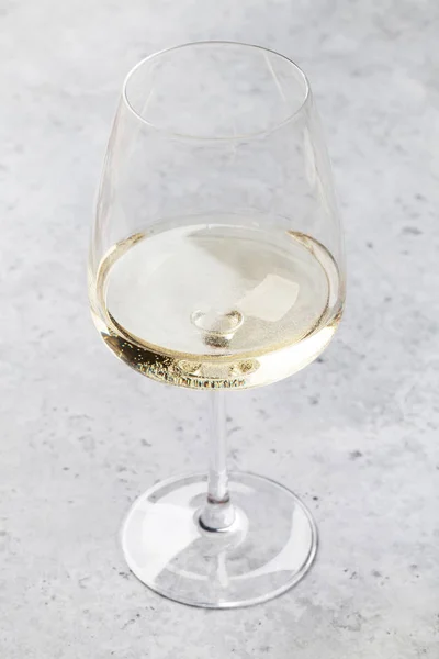 Weißweinglas Auf Steintisch — Stockfoto