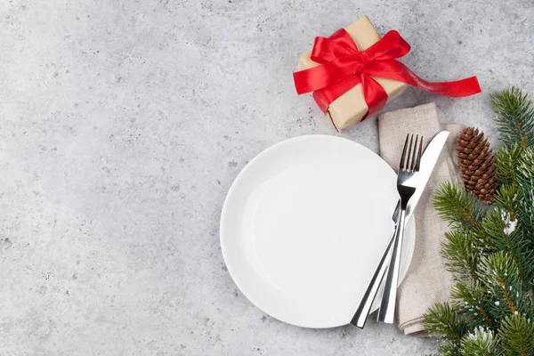 Christmas Dukning Med Gåva Rutan Och Fir Trädgren Täckt Snö — Stockfoto