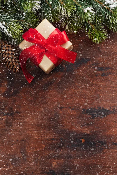 Scatola Regalo Natale Ramo Abete Ricoperto Neve Sfondo Legno Vista — Foto Stock