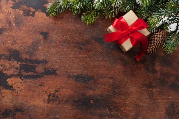 Рождественская Подарочная Коробка Ветка Елки Покрытые Снегом Деревянном Фоне Вид — стоковое фото
