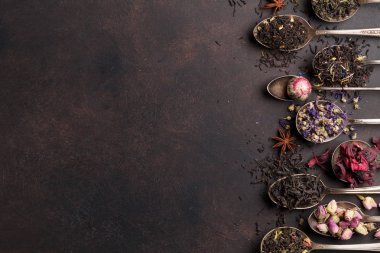 Çeşitli çay kaşık. Siyah, yeşil ve kırmızı çay. Metin alanı olan üstten görünüm