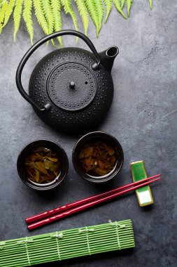 Yeşil çay ve suşi yemek çubukları. Japon yemek seti. Üstten görünüm