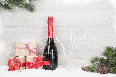 Noel hediye kutuları, şampanya şişesi ve xmas köknar ağacı dalı. Selam yeri olan görüntülemek