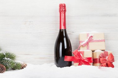 Noel hediye kutuları, şampanya şişesi ve xmas köknar ağacı dalı. Selam yeri olan görüntülemek
