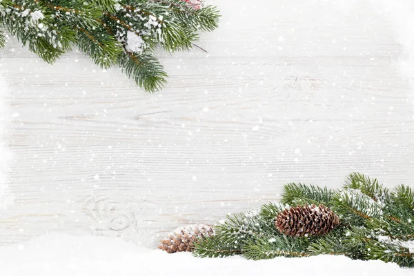 Noel Köknar Ağacı Dalı Ahşap Arka Plan Üzerinde Kar Kaplı — Stok fotoğraf