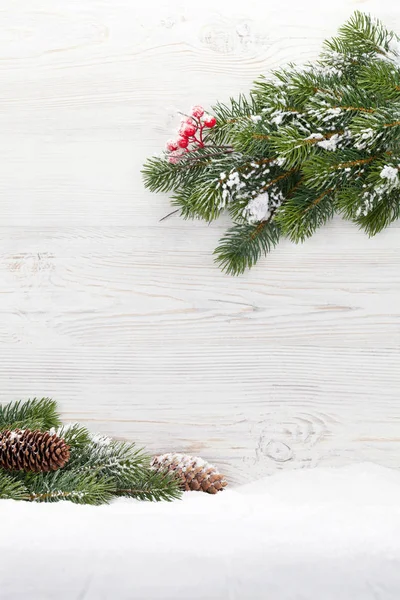 Christmas Fir Trädgren Och Kottar Snötäckt Trä Bakgrund Ovanifrån Xmas — Stockfoto