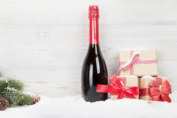 Χριστουγεννιάτικο Δώρο Κουτιά Σαμπάνια Μπουκάλι Και Χριστούγεννα Έλατα Κλαδί Δέντρου — Φωτογραφία Αρχείου