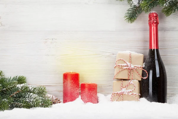 Weihnachtsgeschenkboxen Sektflasche Und Tannenzweig Blick Mit Platz Für Ihre Grüße — Stockfoto