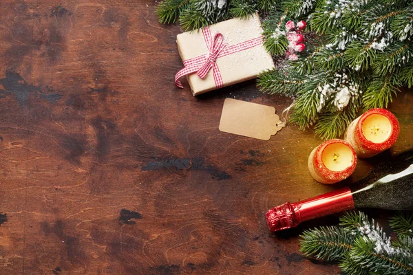 Scatola Regalo Natale Candele Champagne Ramo Abete Ricoperto Neve Sfondo — Foto Stock