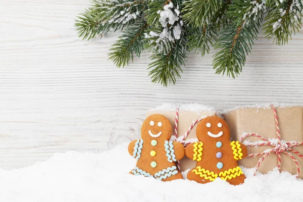 Noel Hediye Kutuları Gingerbread Çerezleri Köknar Ağacı Dalı Tarafından Ahşap — Stok fotoğraf