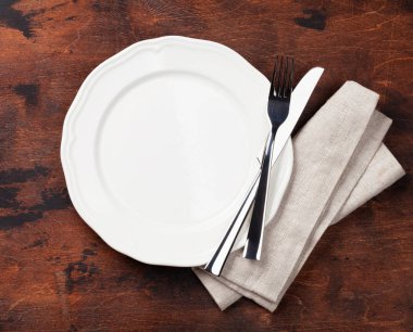 Masa ayarı. Boş tabak, bıçak, çatal ve peçete. Üst görünüm ve düz yatış alanı kopyala