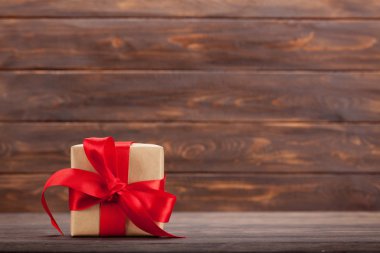 Noel Hediyelik kutu Selam yeri olan ahşap duvar önünde
