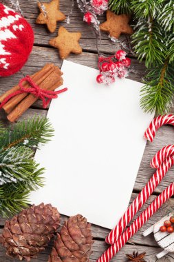 Noel tebrik kartı, dekor ve kar köknar ağacı. Senin Noel dilek yeri olan üstten görünüm