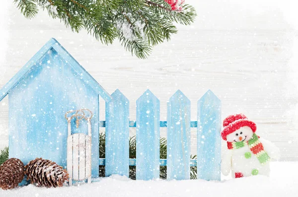 Muñeco Nieve Navidad Juguetes Trineo Caja Regalo Rama Abeto Fondo — Foto de Stock