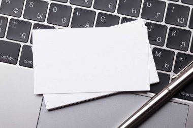 Laptop klavye üzerinde boş kartvizit. Metin alanı olan üstten görünüm