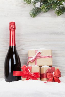 Noel hediye kutuları, şampanya şişesi ve xmas köknar ağacı dalı. Selam yeri olan görüntülemek