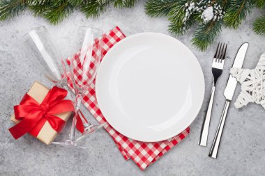Noel tablo ayarını şampanya bardağı, hediye kutusu ve köknar ağacı kar üzerinde ahşap arka plan kapsamında şube. Üstten görünüm xmas zemin alan selam ile