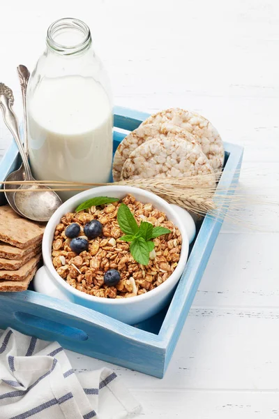 Zdravá Snídaně Sada Dřevěné Krabičce Müsli Bobule Mléka — Stock fotografie