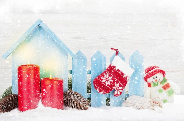 圣诞雪人 雪橇玩具 蜡烛和冷杉树枝 圣诞节背景与拷贝空间 — 图库照片