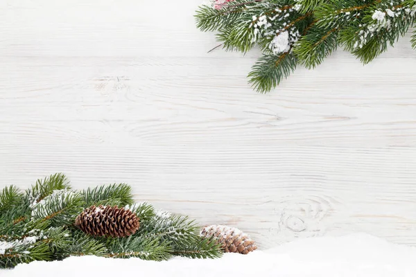 Fir Boże Narodzenie Drzewo Gałąź Pokryte Śniegiem Podłoże Drewniane Widok — Zdjęcie stockowe