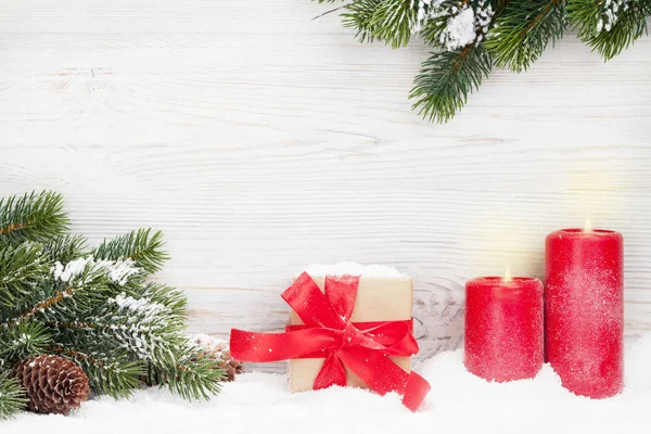 Caixa Presente Natal Velas Ramo Abeto Coberto Neve Frente Parede — Fotografia de Stock