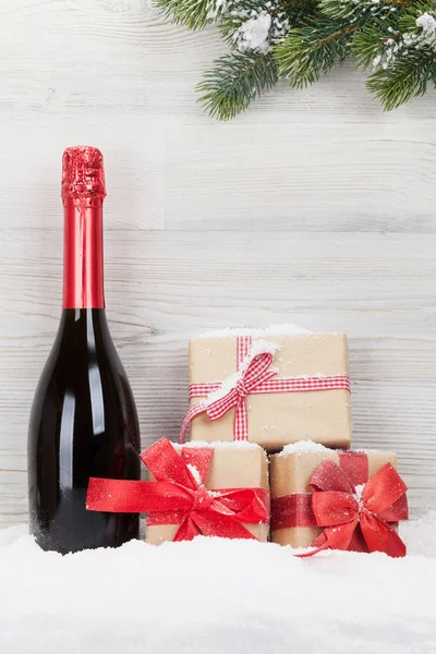 Weihnachtsgeschenkboxen Sektflasche Und Tannenzweig Blick Mit Platz Für Ihre Grüße — Stockfoto