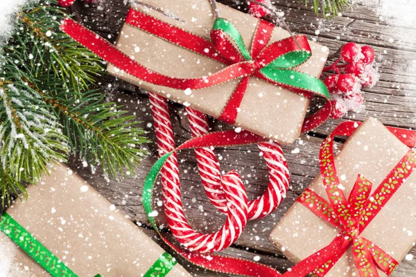 圣诞礼品盒和雪冷杉树在木桌上 顶部视图 — 图库照片