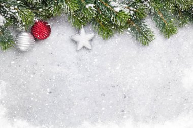 Noel köknar ağacı taş zemin üzerine kar ve önemsiz şey dekor kapsamında şube. Xmas zemin tebrik kartınız için metin için yer ile