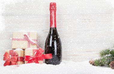 Noel hediye kutuları, şampanya şişesi ve xmas köknar ağacı dalı. Selam yeri olan görüntülemek