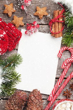 Noel tebrik kartı, dekor, kahve ve kar köknar ağacı. Senin Noel dilek yeri olan üstten görünüm