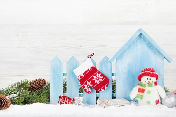圣诞雪人玩具 装饰和冷杉树枝 圣诞贺卡 有空位可供您问候 — 图库照片