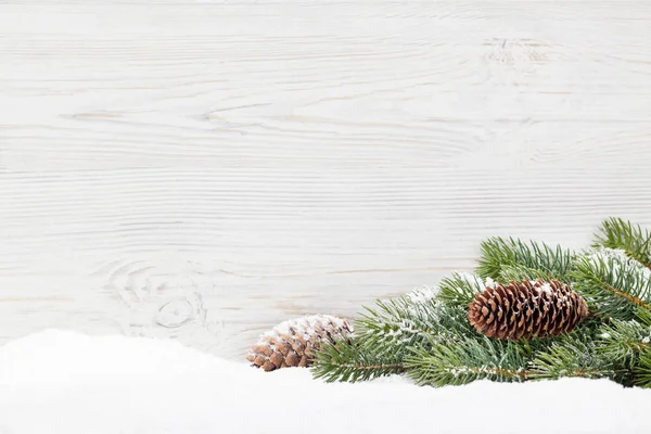 Ветка Елки Покрытая Снегом Деревянном Фоне Рождественская Открытка Местом Поздравлений — стоковое фото