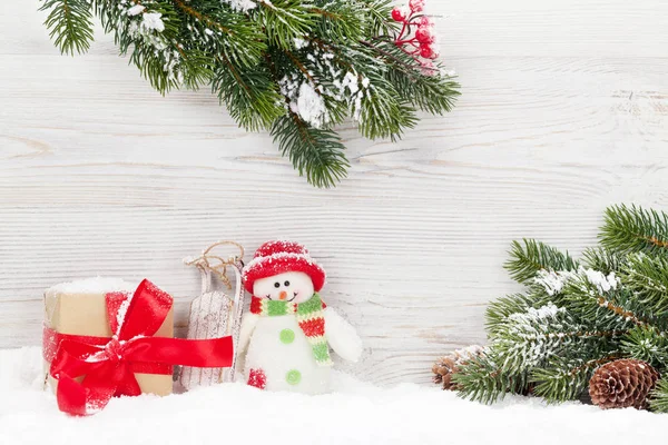 圣诞雪人玩具 礼品盒和冷杉树枝 圣诞贺卡与空间为您的问候 — 图库照片