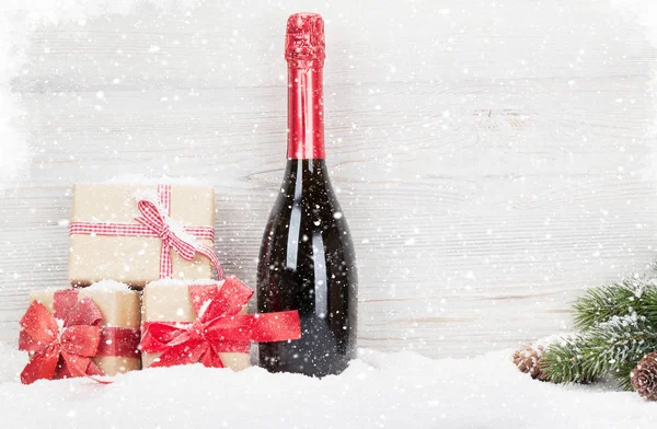 クリスマス ギフト ボックス シャンパン ボトルとクリスマスもみ木の枝 あなたの挨拶のためのスペースを表示します — ストック写真