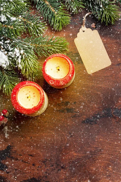 クリスマスキャンドルや木製の背景に雪で覆われてモミの木の枝 あなたの挨拶のためのスペースを上から見るクリスマス背景 — ストック写真