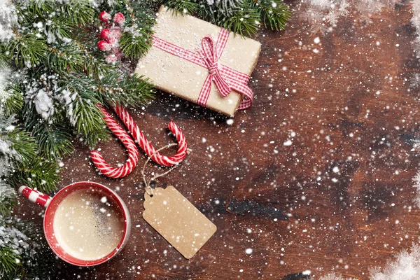 圣诞礼品盒 糖果手杖 杯热巧克力与棉花糖和冷杉树枝覆盖在木质的背景雪 顶部查看圣诞背景与空间为您的问候 — 图库照片