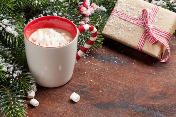 圣诞礼品盒 一杯热巧克力与棉花糖和冷杉树枝覆盖在木质的背景雪 圣诞节背景与空间为您的问候 — 图库照片