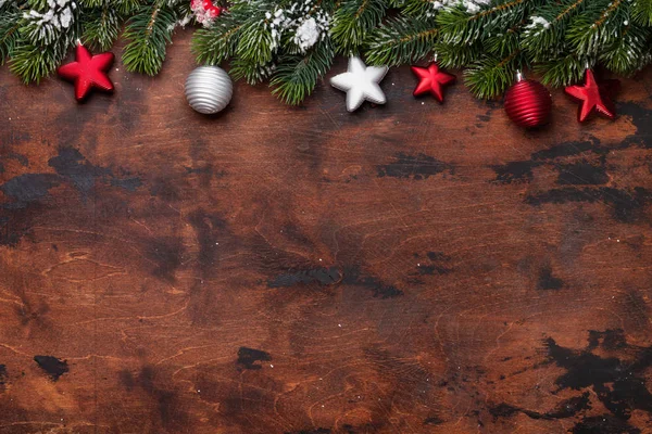 Fir Boże Narodzenie Drzewo Gałąź Objętych Śniegu Wystrój Podłoże Drewniane — Zdjęcie stockowe