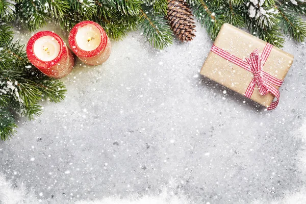 Caja Regalo Navidad Velas Rama Abeto Cubierta Nieve Sobre Fondo —  Fotos de Stock