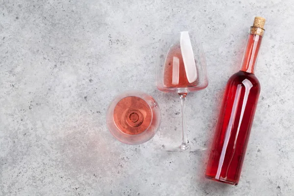 Rose Vin Flaska Och Glas Liggande Sten Bakgrund Ovanifrån Med — Stockfoto