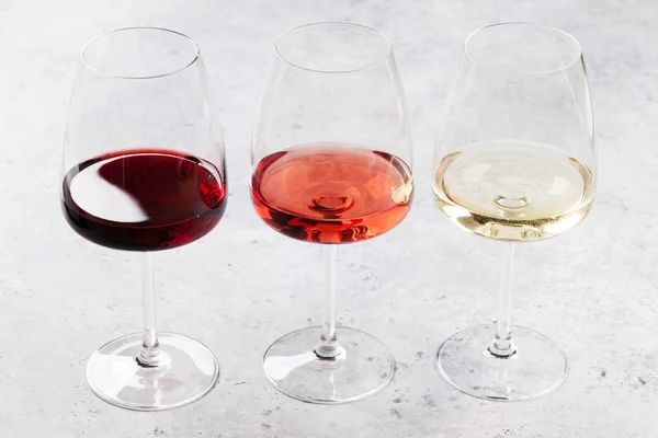 Κόκκινο Ροζέ Και Λευκών Ποτήρια Κρασί Στο Πέτρινο Φόντο — Φωτογραφία Αρχείου