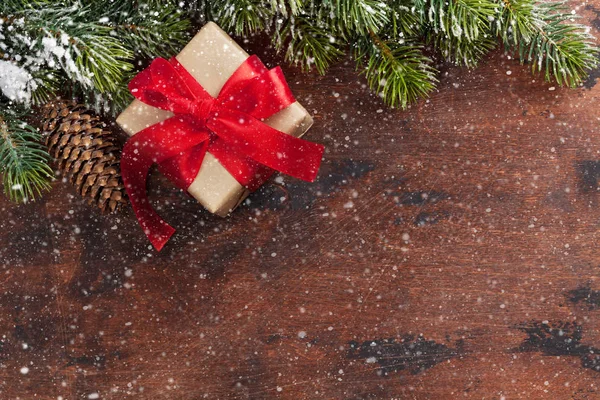 Noel Hediye Kutusu Köknar Ahşap Arka Plan Üzerinde Kar Kapsamında — Stok fotoğraf